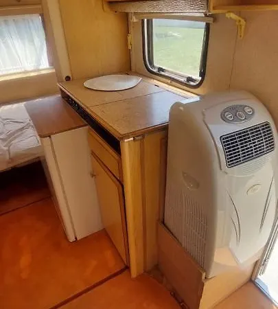 Campingplads Gyenescamping Wohnwagen Knaus 1 Rechts