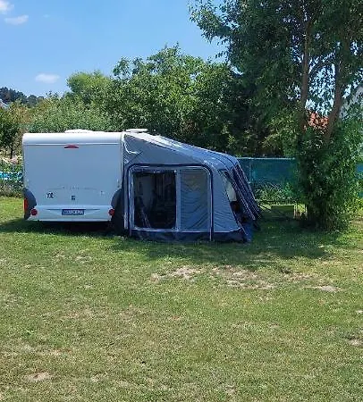 Gyenescamping Wohnwagen Knaus 1 Rechts Campingplads *