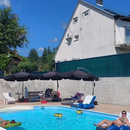Campingplatz Gaestehaus Kathi Gyenescamping Wohnwagen Knaus 1 Rechts
