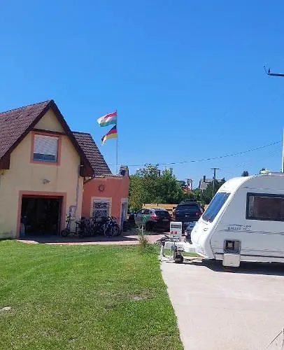 Gyenescamping Wohnwagen Knaus 1 Rechts 根尼斯迪亚斯